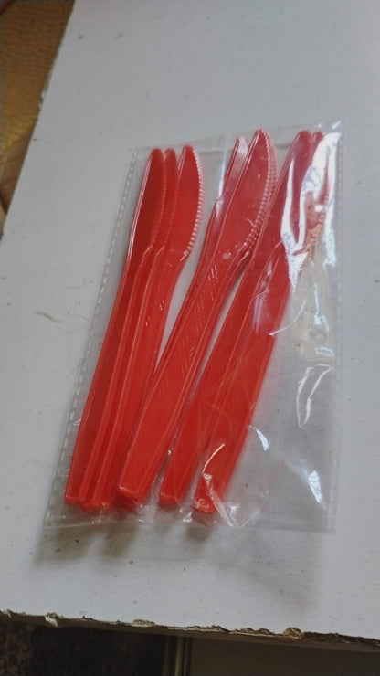Durable Plastic Knives (8 Pc)